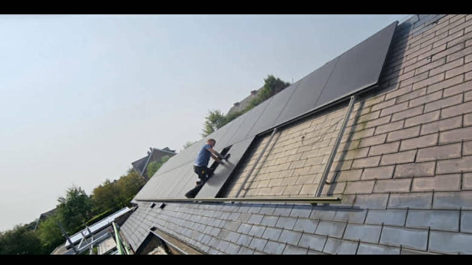 Intervention sur toiture avec panneaux