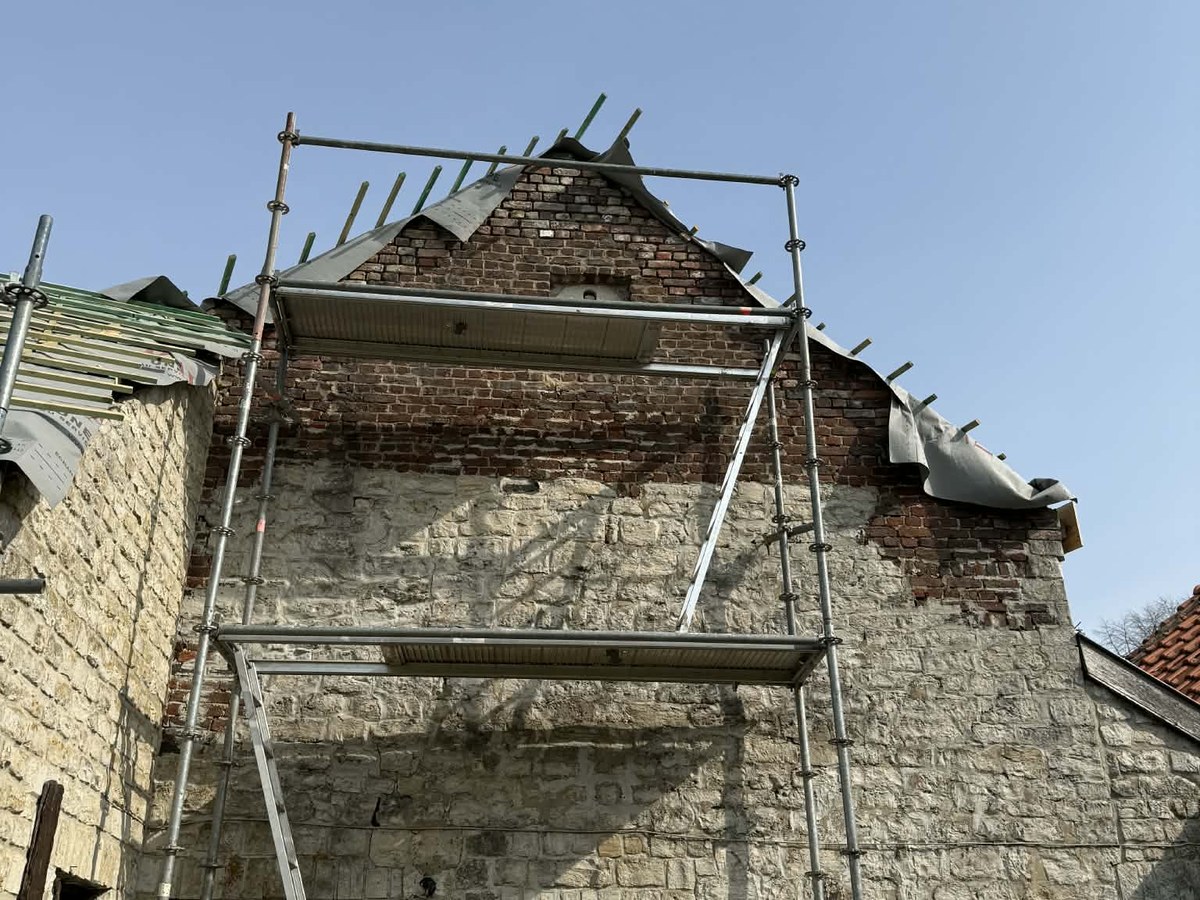 Façade en pierre avec échafaudage