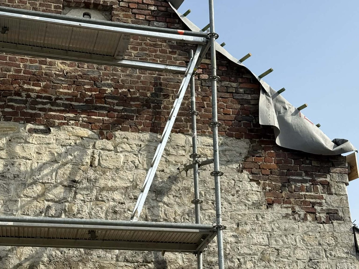 Détail de façade en pierre pendant les travaux