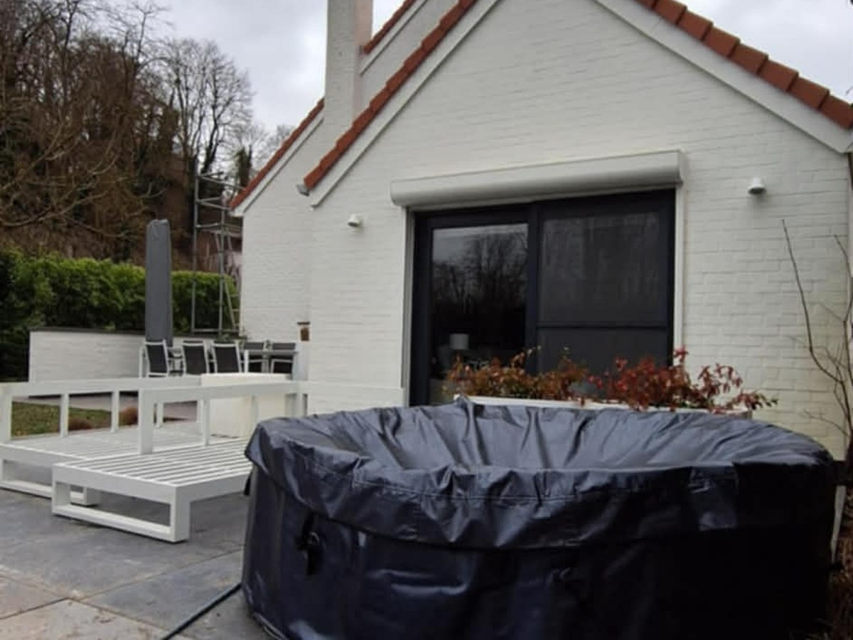 Maison blanche avec toiture finie