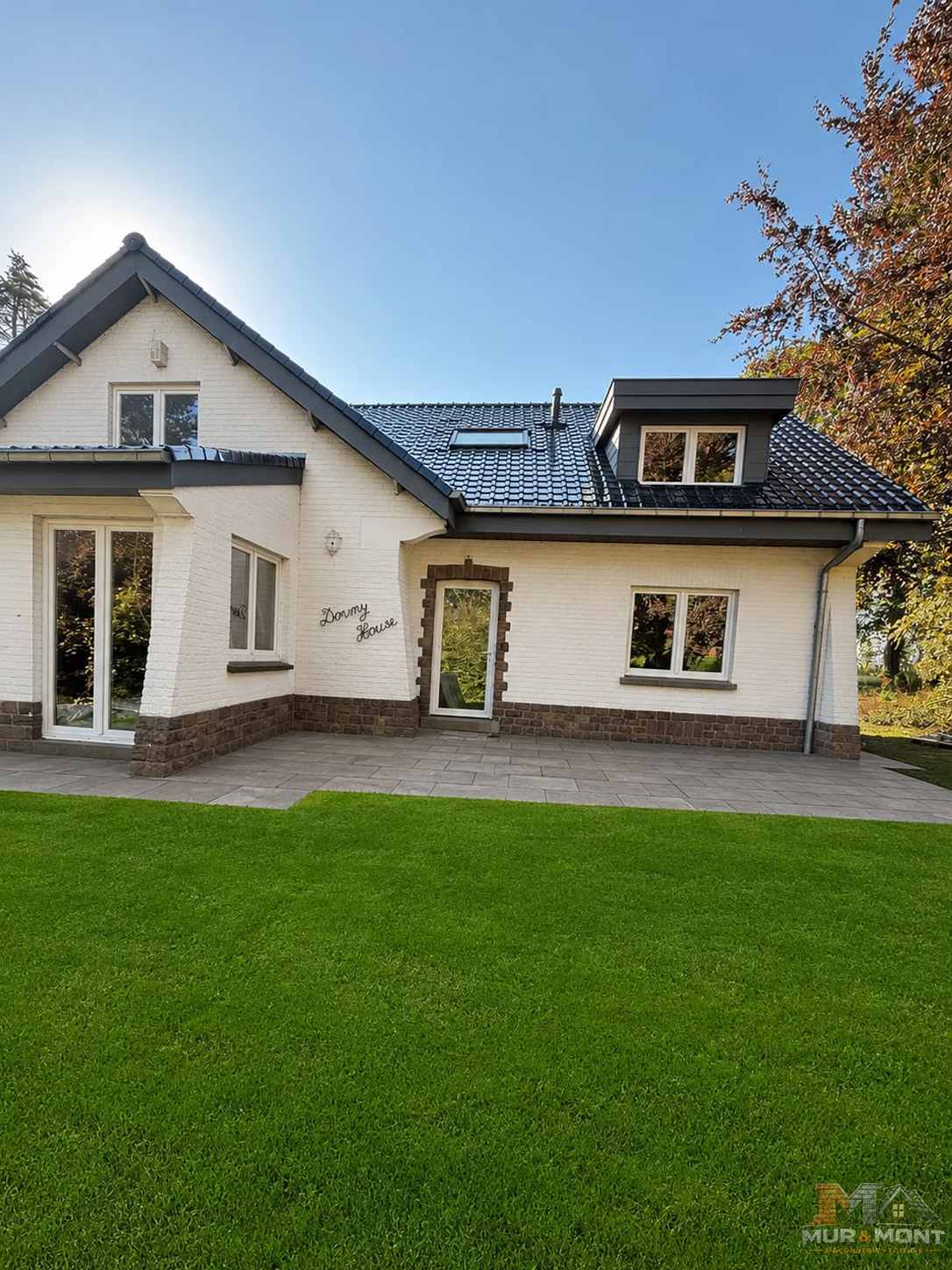 Maison rénovée avec toiture et façade vues de face
