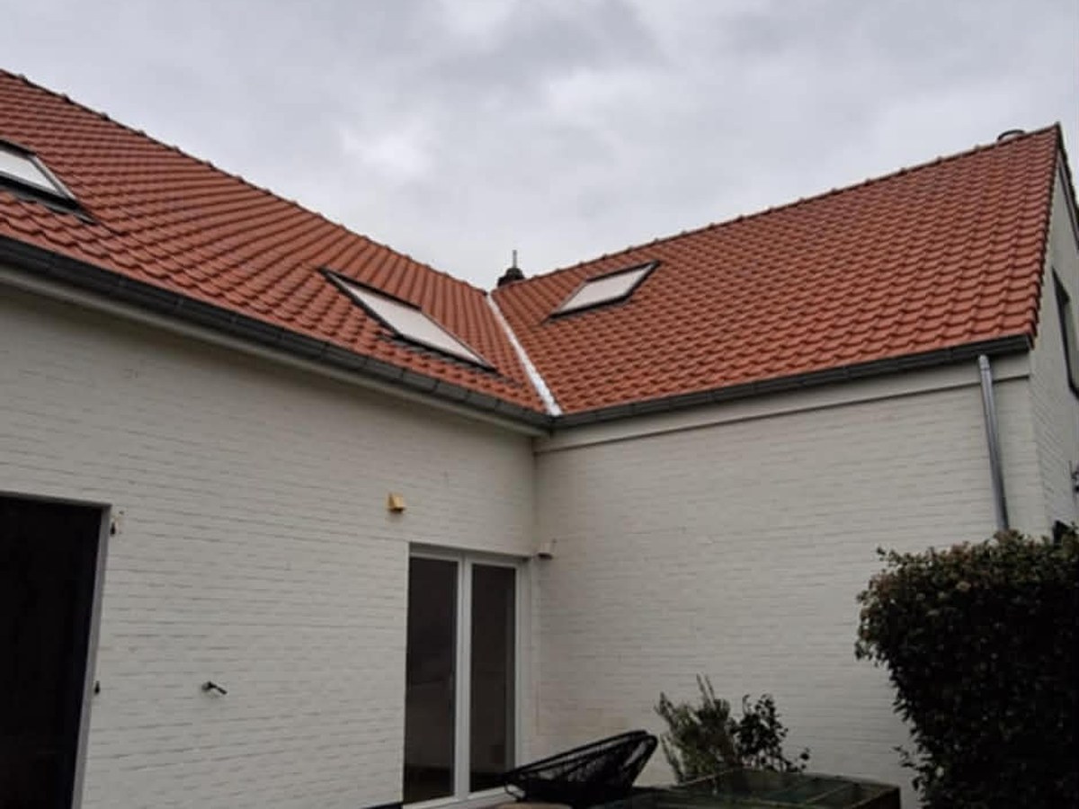Cour intérieure après rénovation de toiture